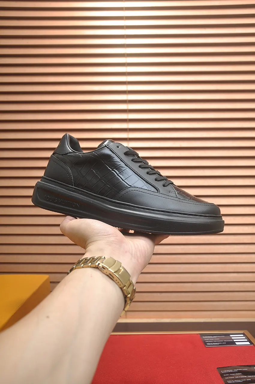 Men's men's shoes 💰640💶Original development, quality shipping, welcome to compare - LV sneaker series sports shoes introduce the loose silhouette of the ready-to-wear series into the spring and summer men's wear shows and make an eye-catching appearance. The cow leather upper is combined with rough fabric laces, and colorful beading highlights the brand's classic elements. LV letters mark the tongue and Monogram floral outsole. Mixed materials Made of top-grain cowhide, thick shoelace design, large Monogram print on the side, mesh lining and cotton feet, the comfort is as extreme as ever, premium heritage, quality first, worth owning! Size: Men’s 38-45 (45 is custom-made and cannot be returned or exchanged)